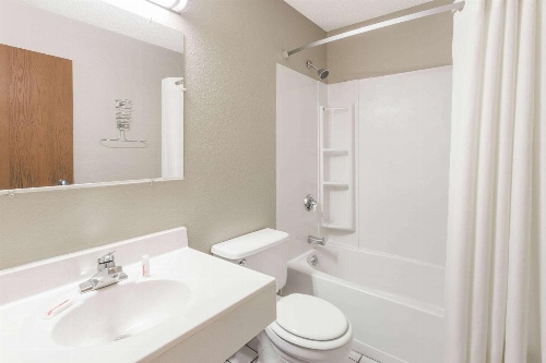 Super 8 by Wyndham Kenosha/Pleasant Prairie image 1