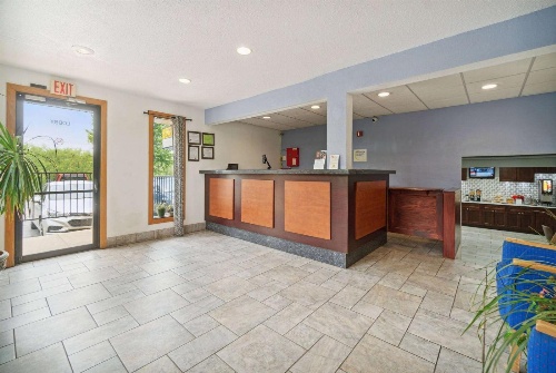 Super 8 by Wyndham Kenosha/Pleasant Prairie image 2