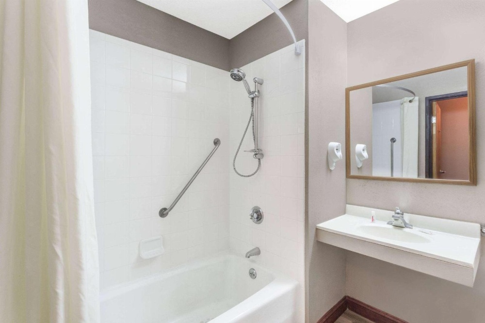 Super 8 by Wyndham Kenosha/Pleasant Prairie Main image