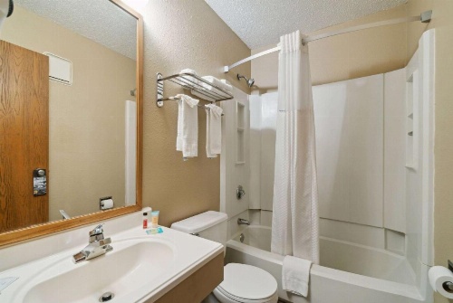Super 8 by Wyndham Kenosha/Pleasant Prairie image 39