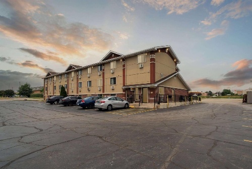 Super 8 by Wyndham Kenosha/Pleasant Prairie image 4
